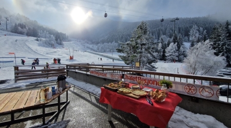Een gedekte tafel bij het chalet van Chalet Beyond.
